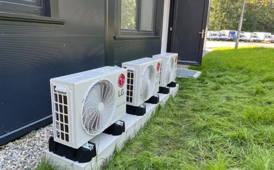 Tři venkovní klimatizační jednotky LG