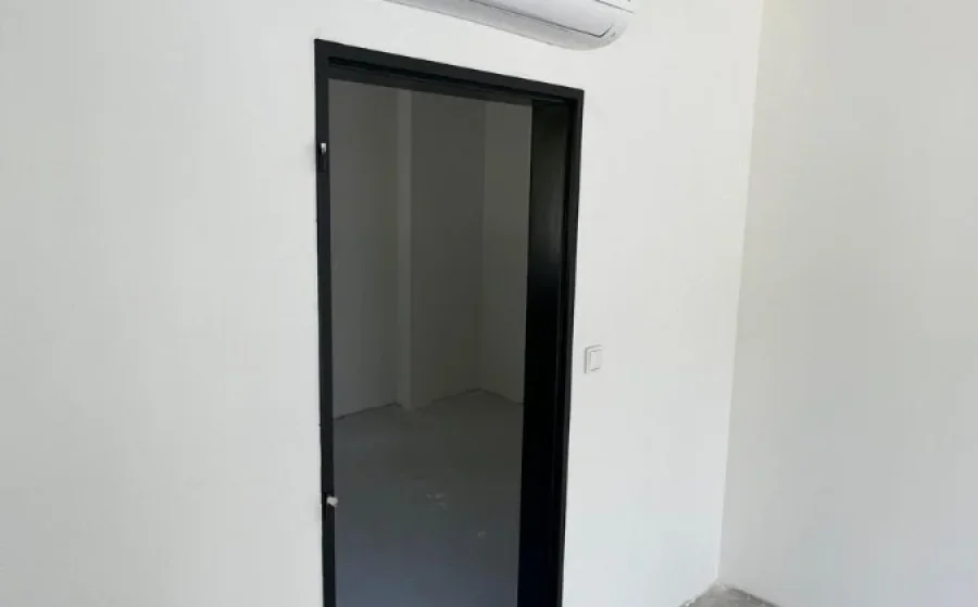 Klimatizační jednotka v interiéru pro vytápění kanceláře